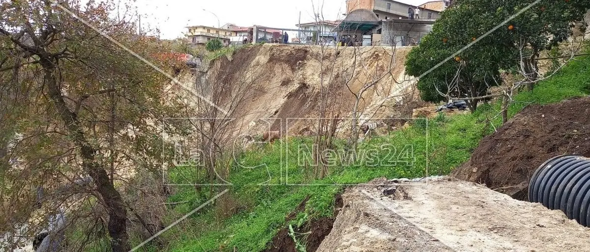 Frana minaccia case e attività commerciali nel Vibonese, una famiglia è stata evacuata