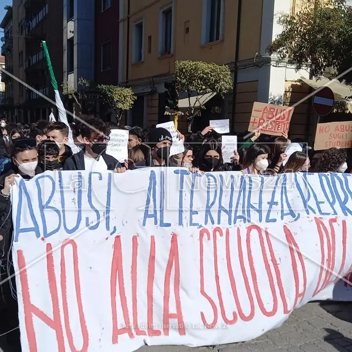 Presunte molestie al liceo di Castrolibero, più di mille studenti in piazza a Cosenza: «No agli abusi»