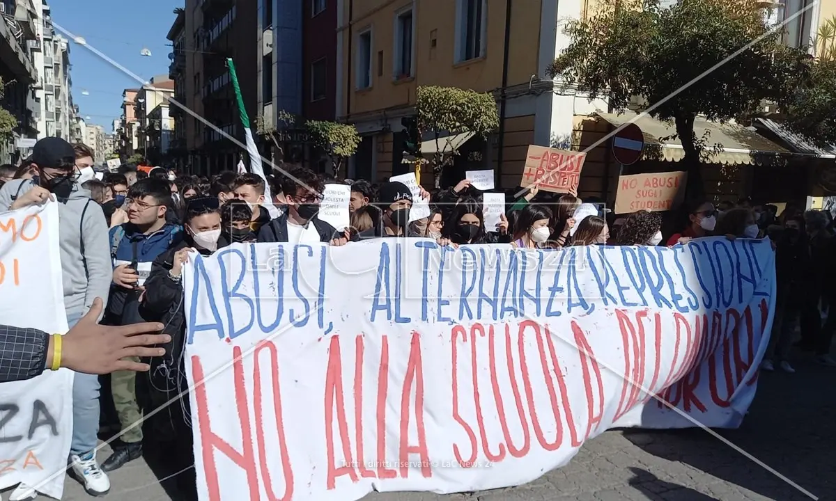 Presunte molestie al liceo di Castrolibero, più di mille studenti in piazza a Cosenza: «No agli abusi»