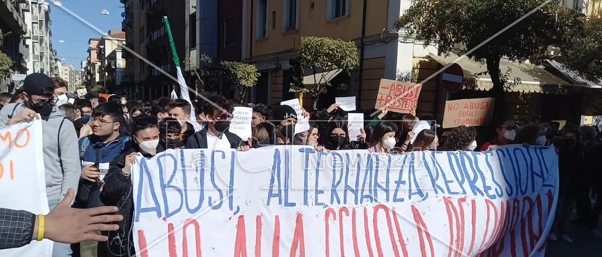 Presunte molestie al liceo di Castrolibero, più di mille studenti in piazza a Cosenza: «No agli abusi»