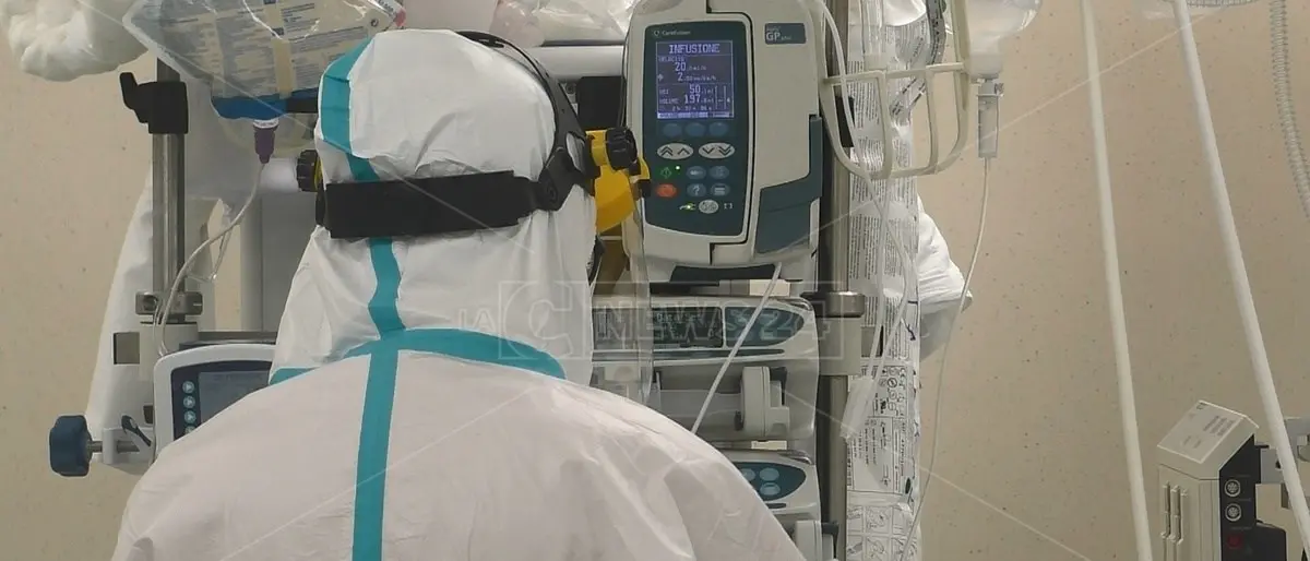 Covid, continua il calo di Rt e ricoveri: Calabria tra le regioni con il maggior tasso di occupazione degli ospedali