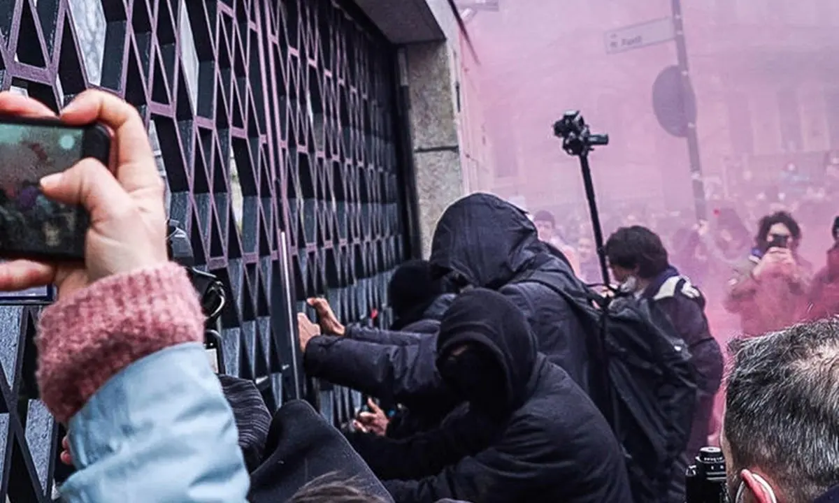 Torino, studenti tentano l’assalto dell’Unione Industriale: sette agenti feriti