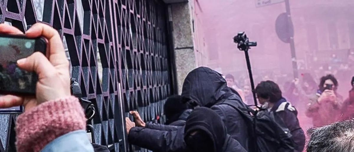 Torino, studenti tentano l’assalto dell’Unione Industriale: sette agenti feriti