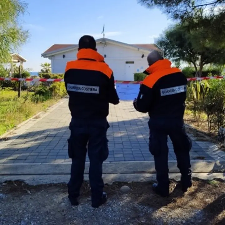 Stabilimenti balneari da smontare, controlli a tappeto nella Sibaritide: 36 denunce e 30 sequestri