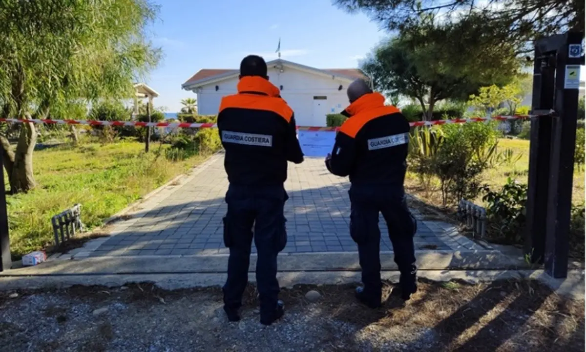 Stabilimenti balneari da smontare, controlli a tappeto nella Sibaritide: 36 denunce e 30 sequestri