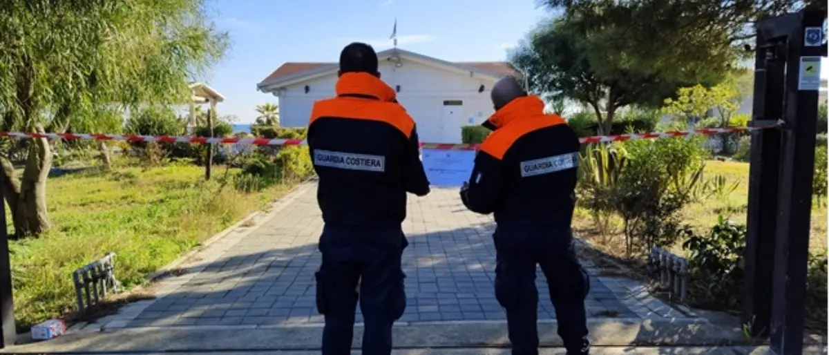 Stabilimenti balneari da smontare, controlli a tappeto nella Sibaritide: 36 denunce e 30 sequestri