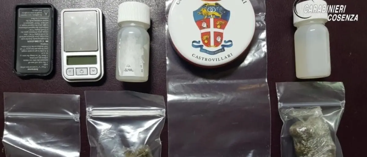Beccati con la droga nascosta nei vestiti, arrestati due giovani nel Cosentino