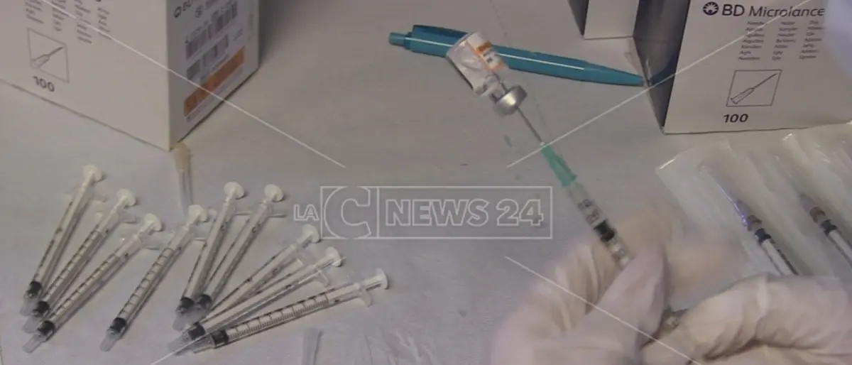 Vaccino anti Covid, da Aifa via libera alla quarta dose per le persone immunodepresse