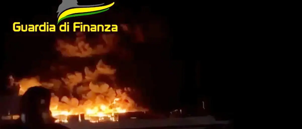 Traghetto in fiamme al largo della Grecia, si cercano 12 dispersi. I soccorsi: «Nessun naufrago in mare»
