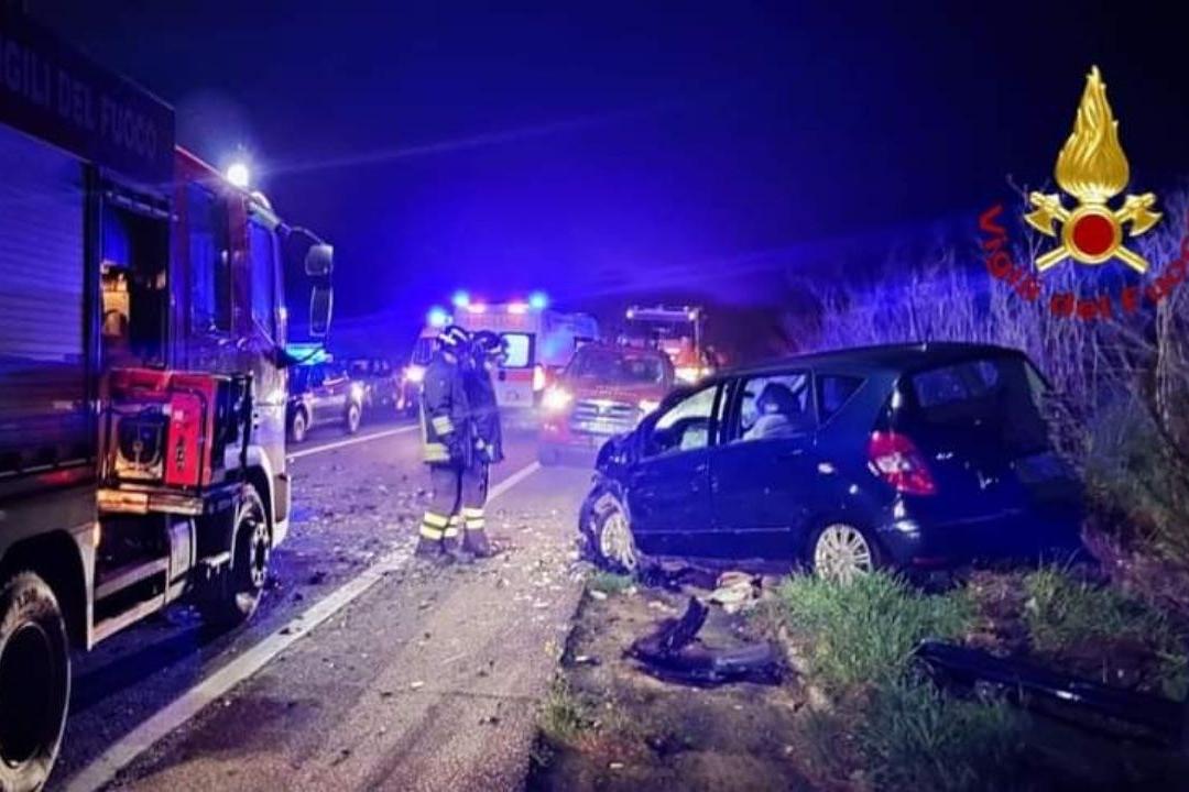 Incidente stradale a Crotone, scontro frontale tra due auto sulla 106 ...