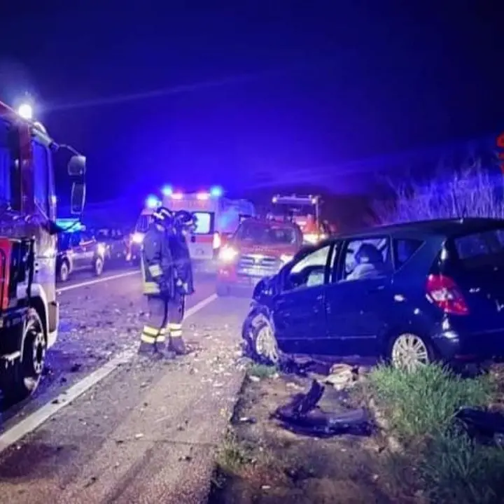 Incidente stradale a Crotone, scontro frontale tra due auto sulla 106: feriti in ospedale