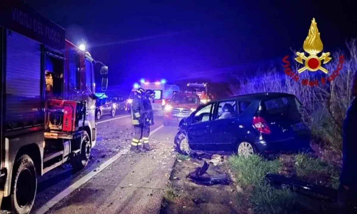 Incidente stradale a Crotone, scontro frontale tra due auto sulla 106: feriti in ospedale