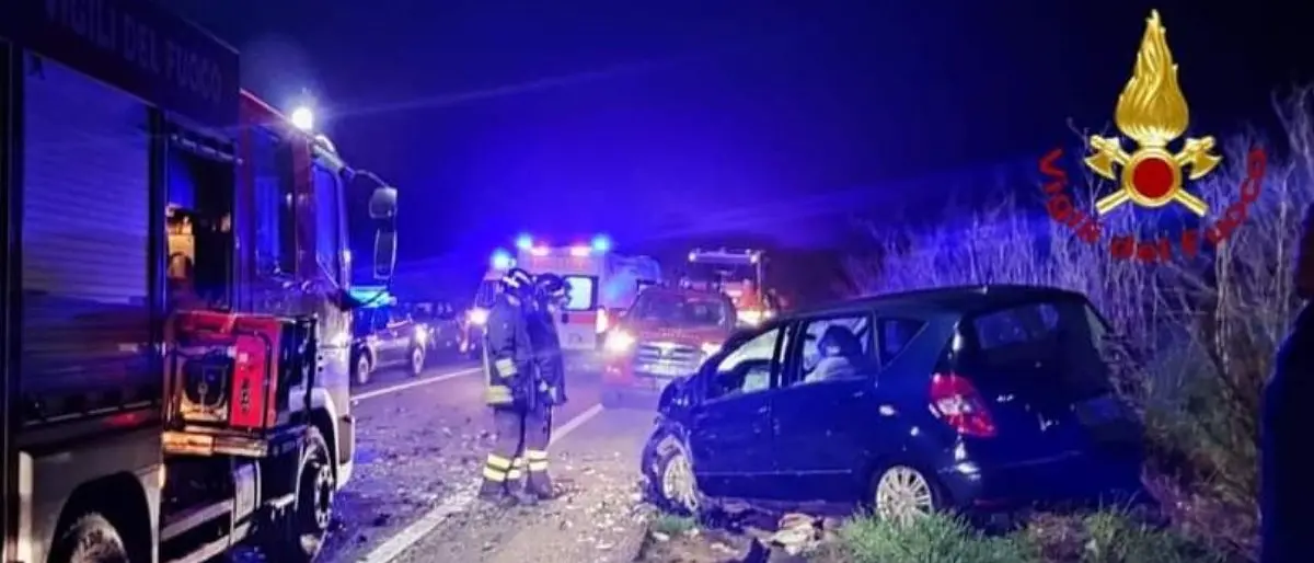 Incidente stradale a Crotone, scontro frontale tra due auto sulla 106: feriti in ospedale