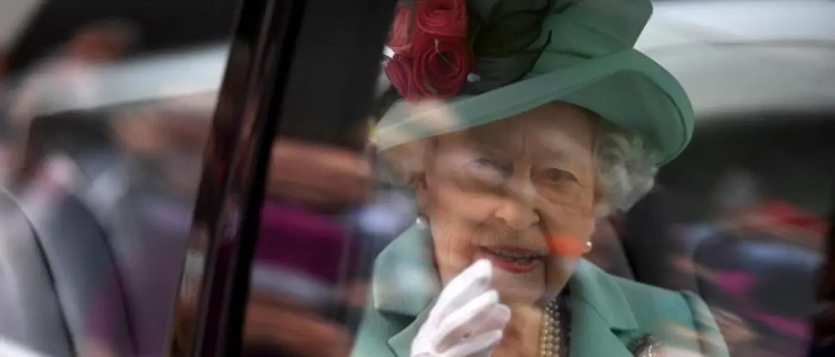 La Regina Elisabetta positiva al Covid: «Lievi sintomi da raffreddore»