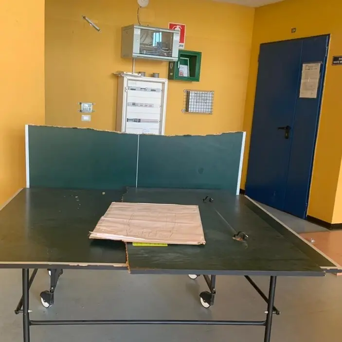 Atti vandalici al liceo di Castrolibero, le scuse degli studenti: «Non siamo riusciti a difendere la nostra seconda casa»