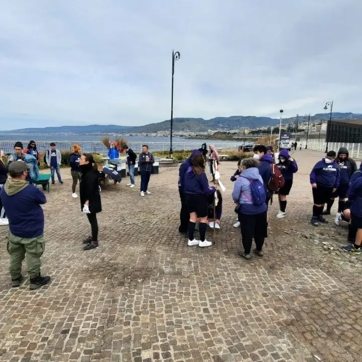 Reggio Calabria, grande adesione all’evento organizzato da Plastic Free per ripulire la foce del Calopinace