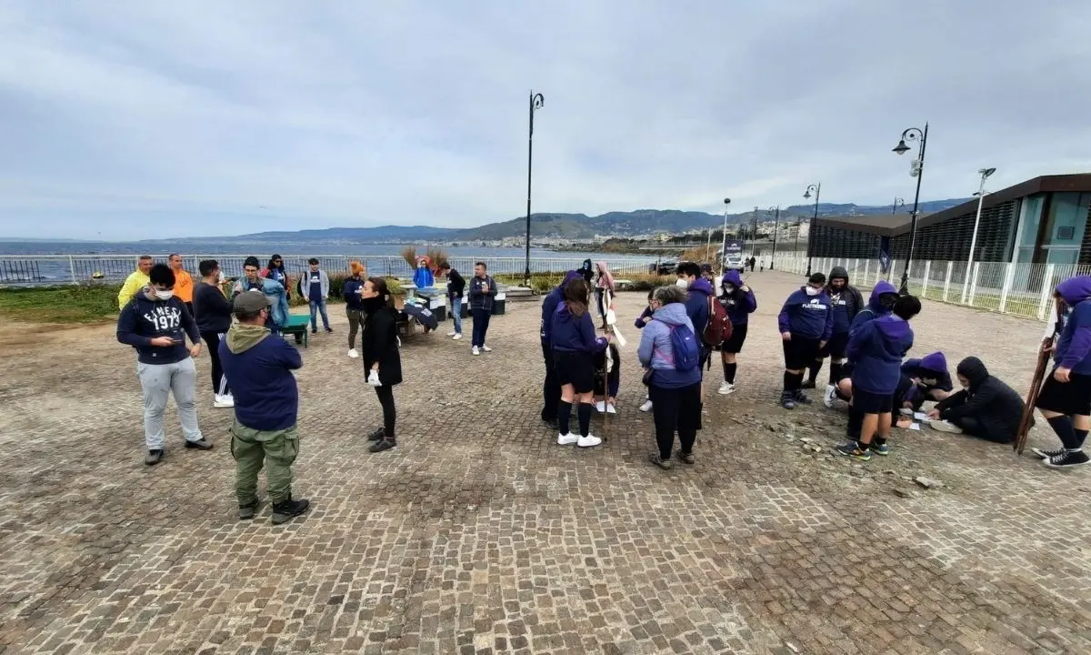 Reggio Calabria, grande adesione all’evento organizzato da Plastic Free per ripulire la foce del Calopinace