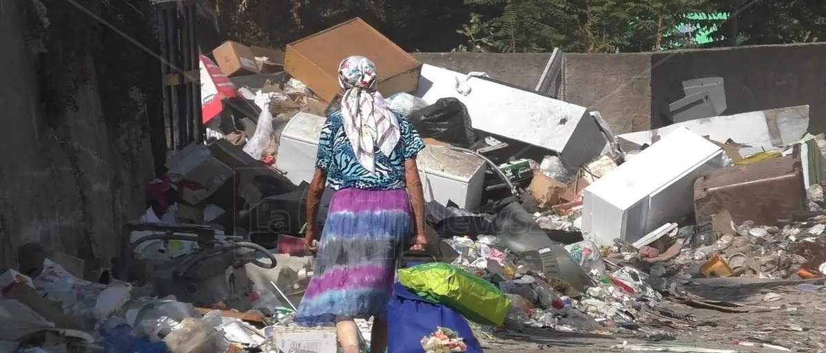 Lamezia, tra macerie e detriti viaggio nel campo rom più grande del Sud Italia: «Siamo fantasmi»