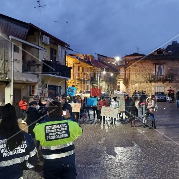 Fiaccolata a Dasà per dire No alla violenza, la comunità vicina al sindaco aggredito