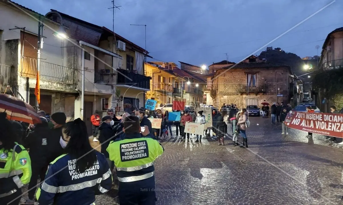 Fiaccolata a Dasà per dire No alla violenza, la comunità vicina al sindaco aggredito