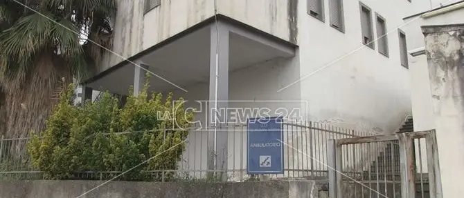 Cosenza, il Covid irrompe in ospedale: quattro medici contagiati nel reparto di malattie infettive