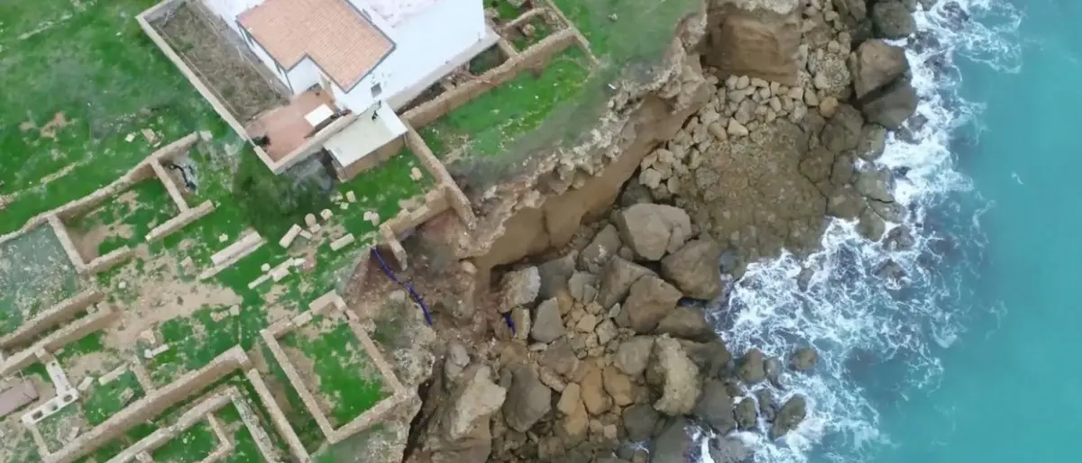 Una scogliera per salvare Capocolonna e i suoi tesori archeologici dall’erosione costiera