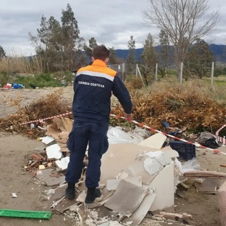 Corigliano Rossano, sequestrata una discarica abusiva sulla costa