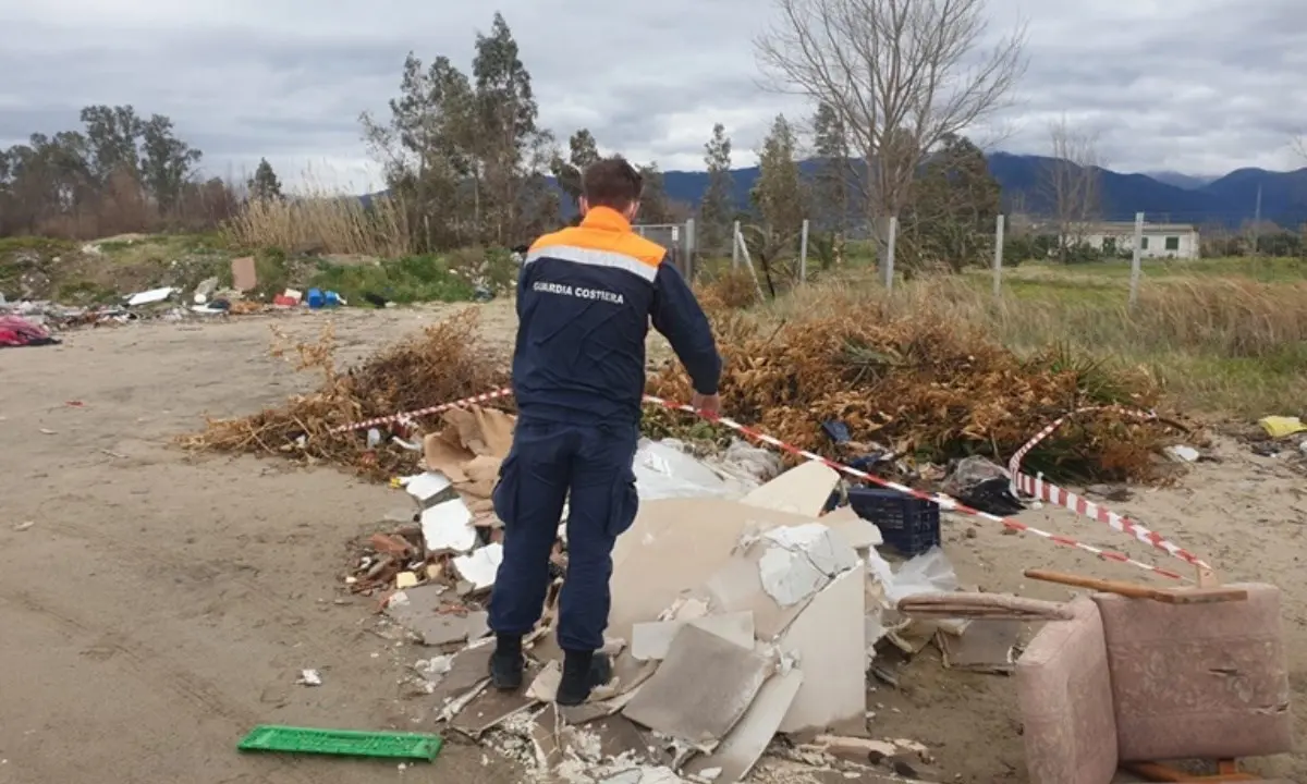 Corigliano Rossano, sequestrata una discarica abusiva sulla costa