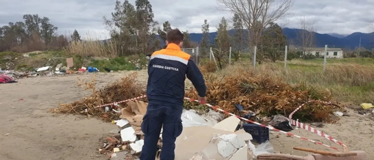 Corigliano Rossano, sequestrata una discarica abusiva sulla costa
