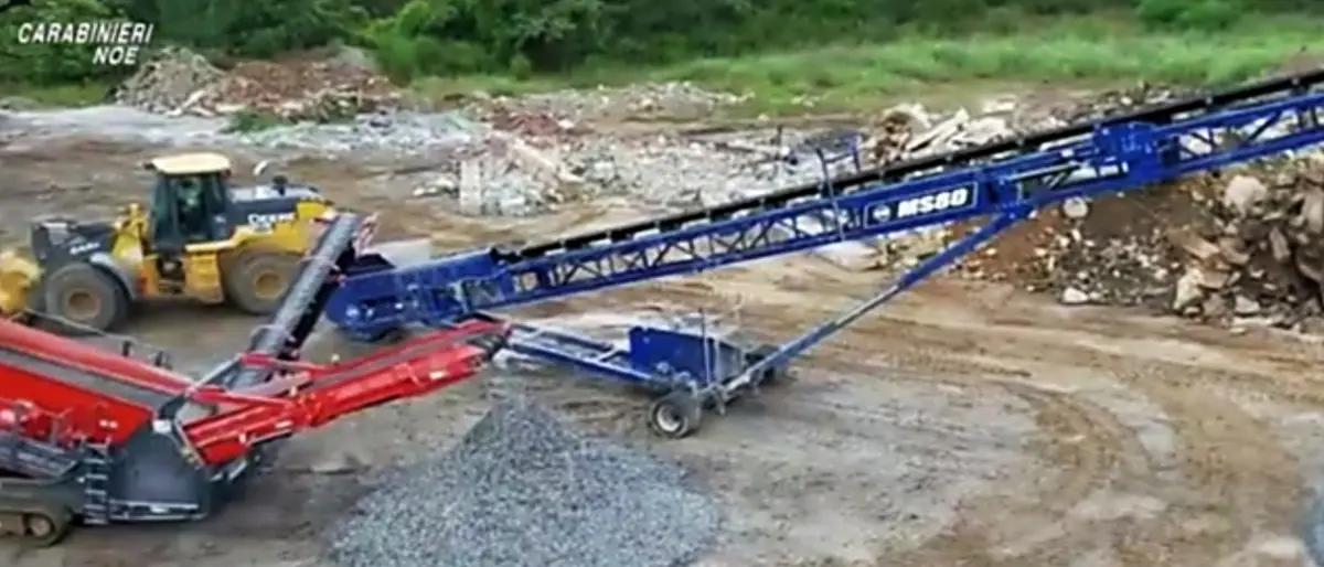 Tonnellate di asfalto proveniente dai cantieri Anas gettati nei campi: arresti e sequestri in Puglia