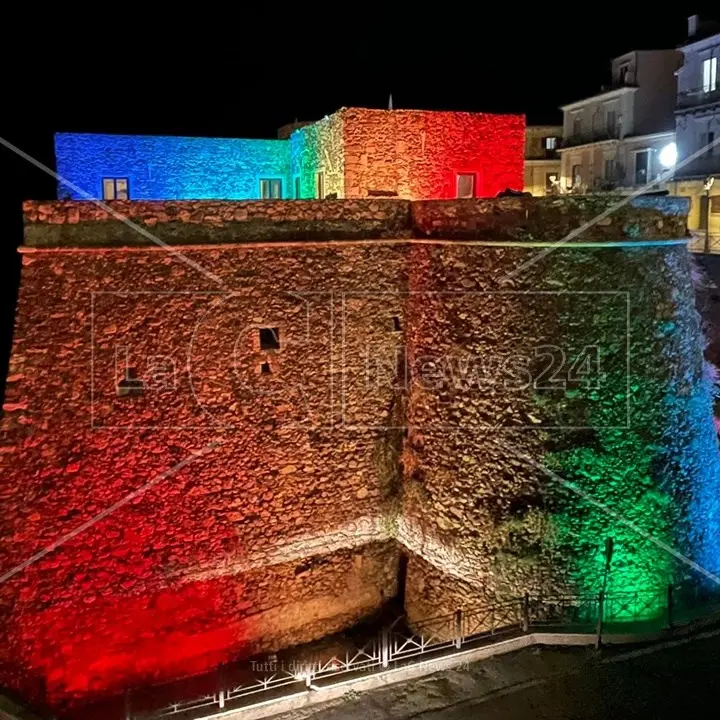 Guerra in Ucraina, il castello Murat di Pizzo Calabro illuminato d’arcobaleno per chiedere la pace