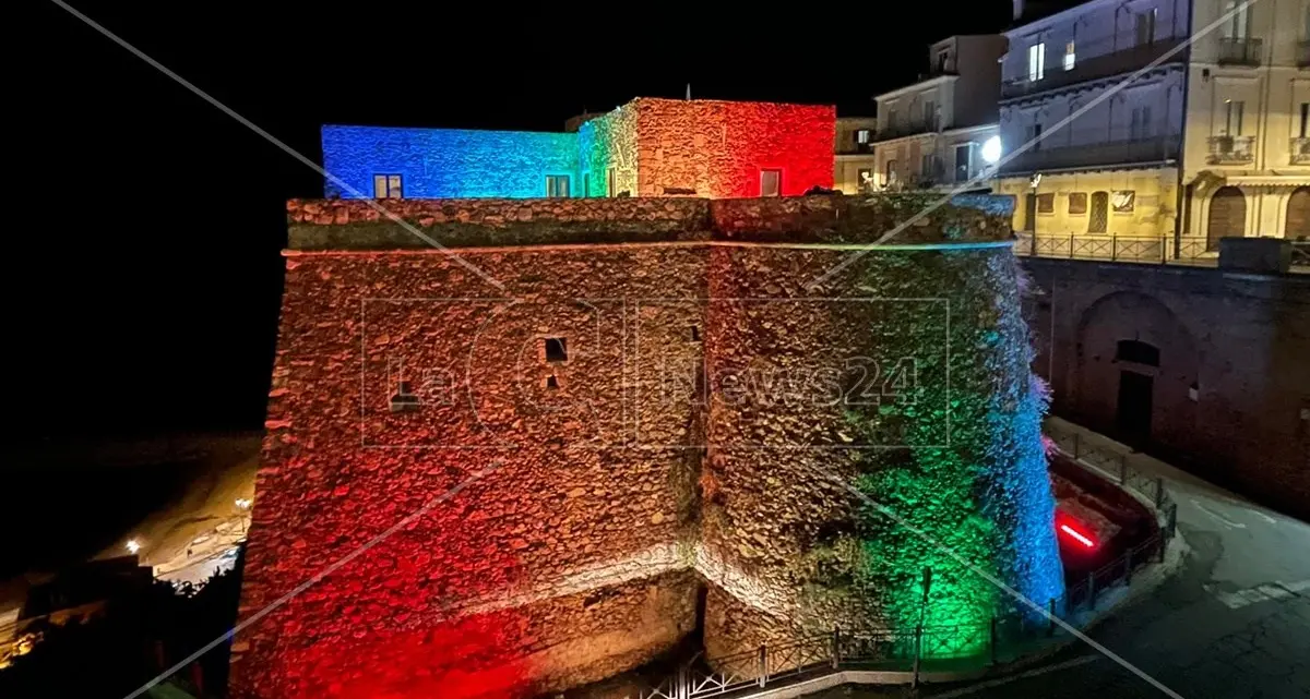 Guerra in Ucraina, il castello Murat di Pizzo Calabro illuminato d’arcobaleno per chiedere la pace