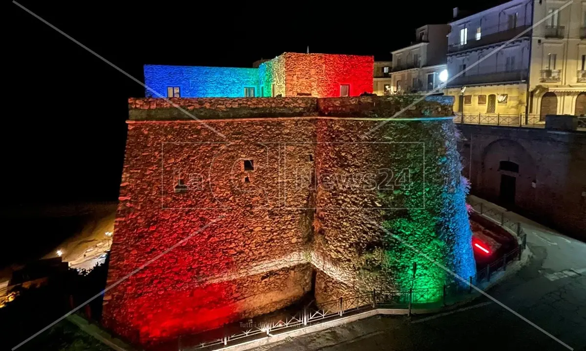 Guerra in Ucraina, il castello Murat di Pizzo Calabro illuminato d’arcobaleno per chiedere la pace