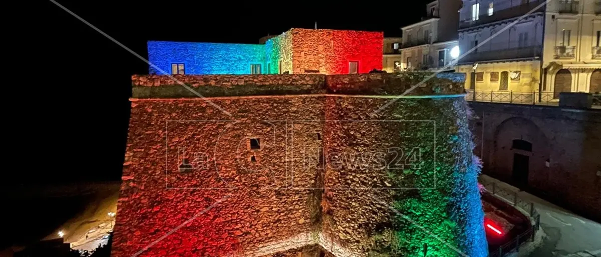 Guerra in Ucraina, il castello Murat di Pizzo Calabro illuminato d’arcobaleno per chiedere la pace