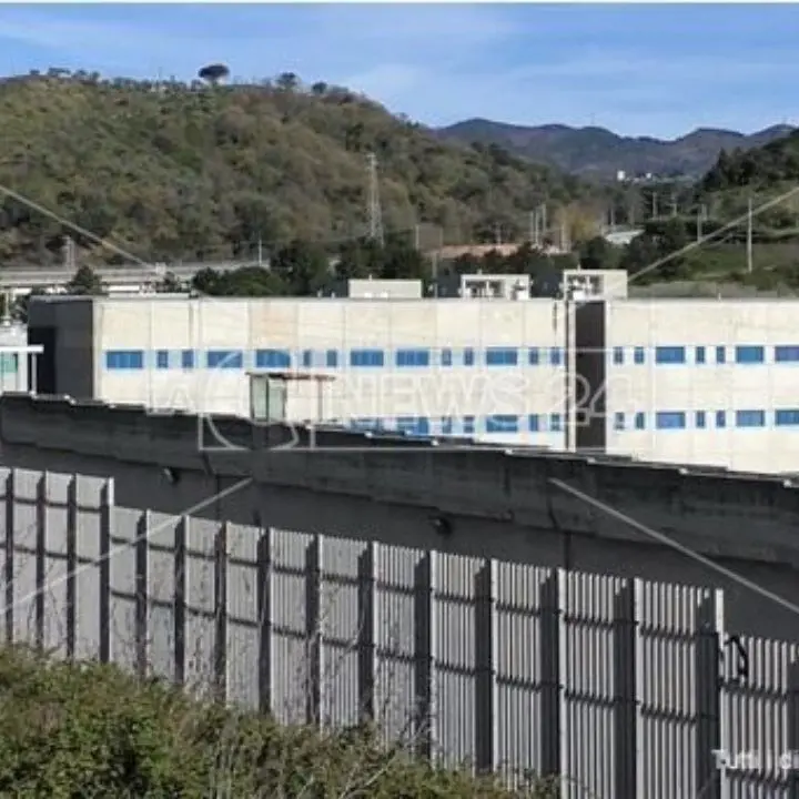 La denuncia dei sindacati: «Il 70% dei detenuti soffre di almeno una malattia. A Catanzaro mancano 9 medici»