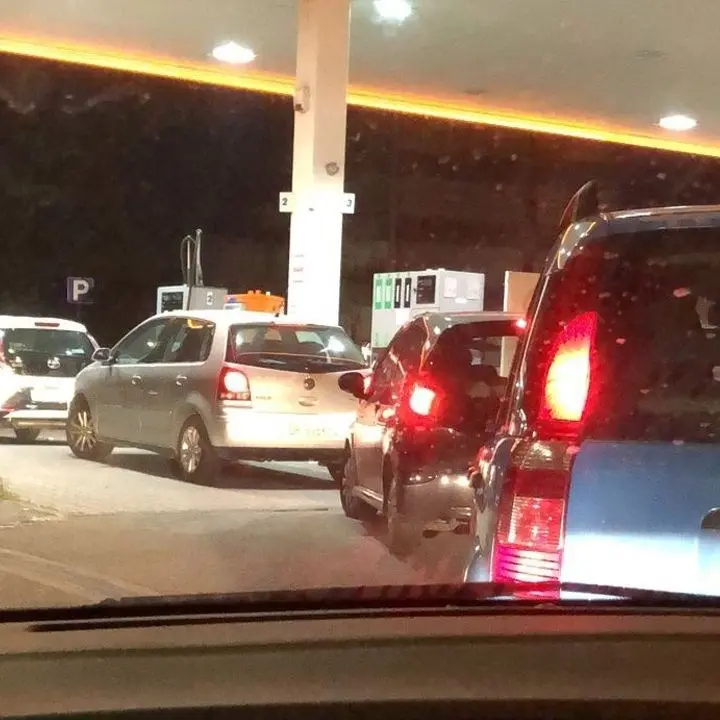 Panico rincari carburante, distributori di benzina presi d’assalto in Calabria