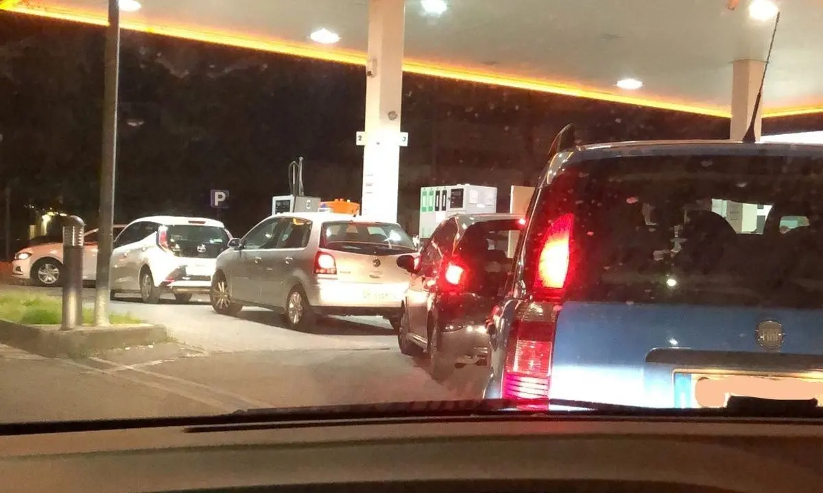 Panico rincari carburante, distributori di benzina presi d’assalto in Calabria