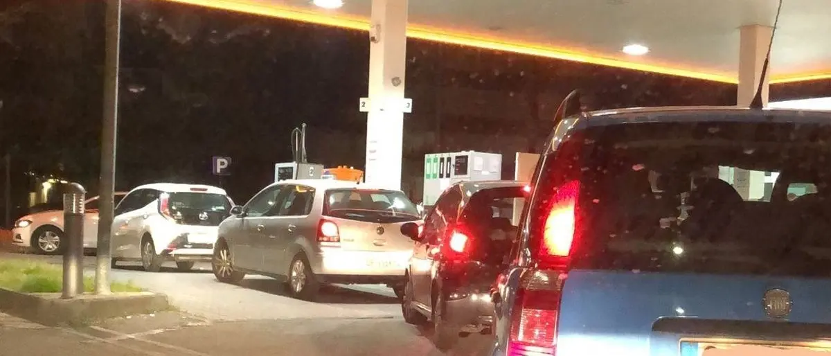 Panico rincari carburante, distributori di benzina presi d’assalto in Calabria