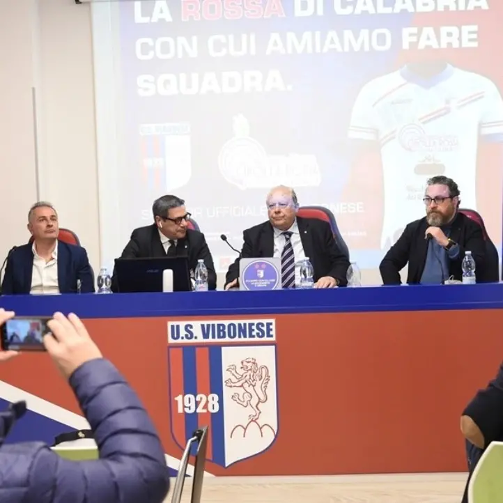 Calcio, la cipolla rossa di Tropea sulla nuova maglia della Vibonese