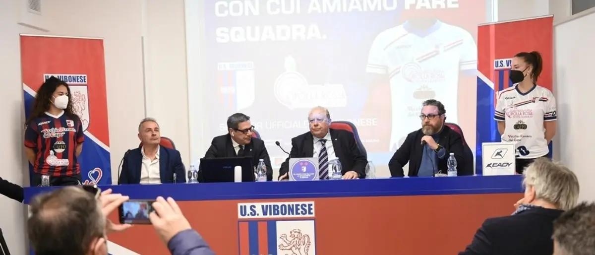 Calcio, la cipolla rossa di Tropea sulla nuova maglia della Vibonese