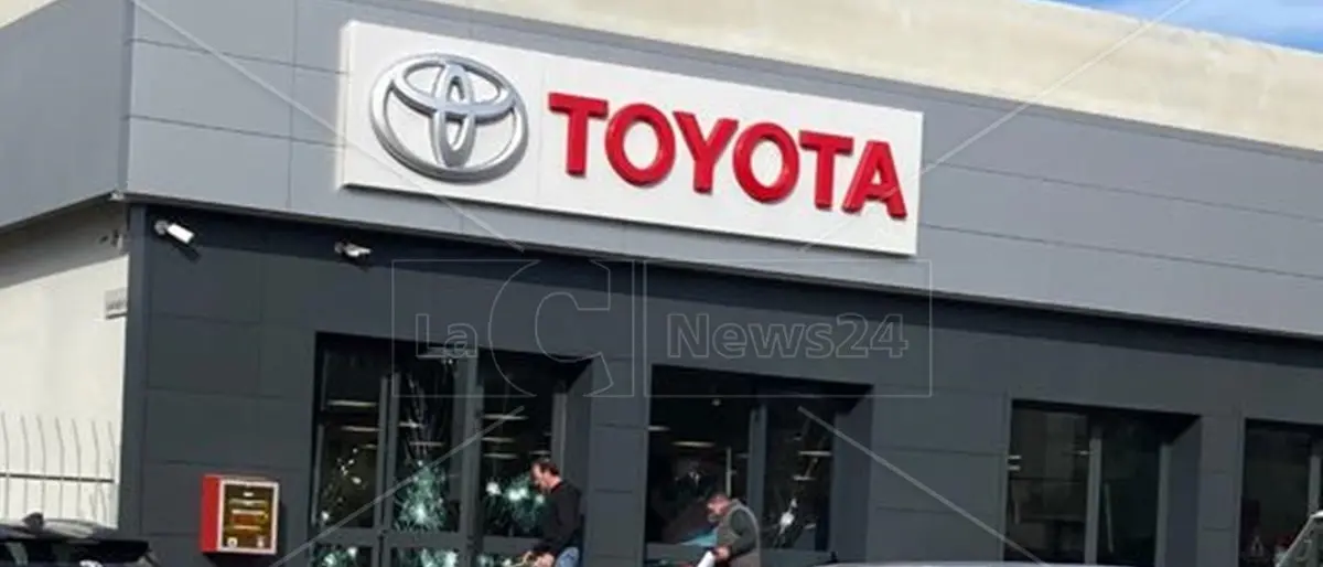 Catanzaro, danneggiate nella notte le vetrine di una concessionaria d’auto