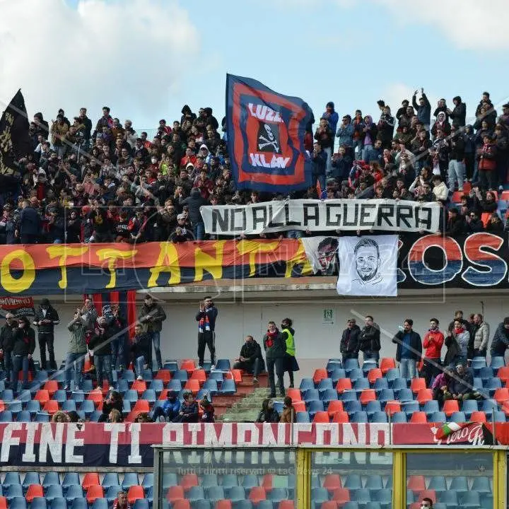 No alla guerra, striscioni e applausi allo stadio di Cosenza a sostegno dell’Ucraina