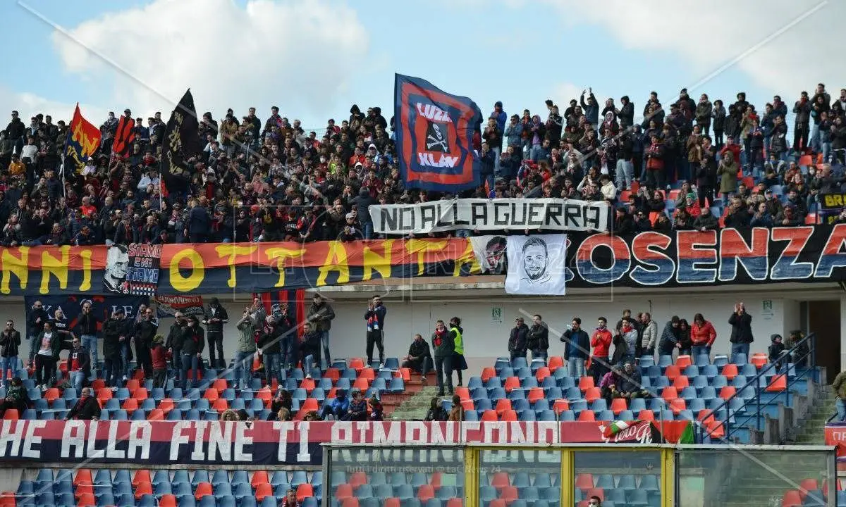 No alla guerra, striscioni e applausi allo stadio di Cosenza a sostegno dell’Ucraina