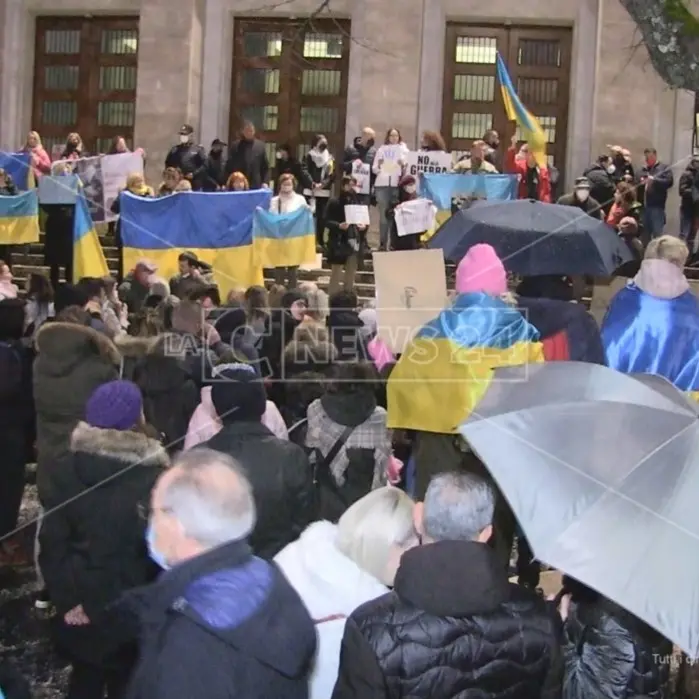 Fermate la guerra, anche Cosenza si stringe al popolo dell’Ucraina: video