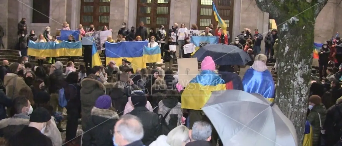 Fermate la guerra, anche Cosenza si stringe al popolo dell’Ucraina: video