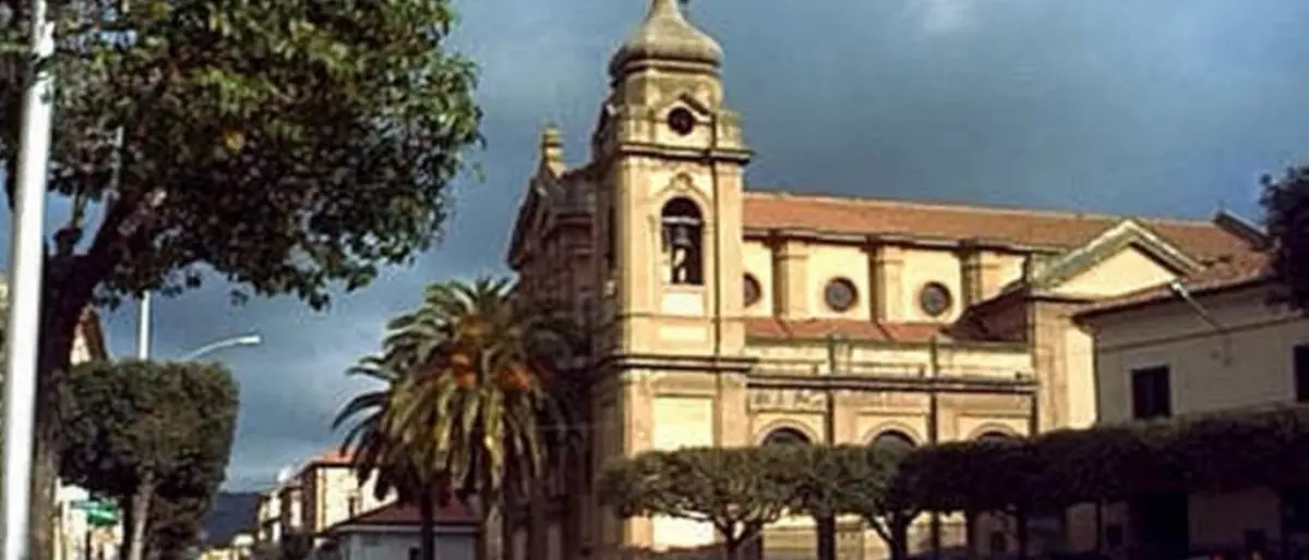 I funerali blindati della figlia del boss e i manifesti di cordoglio del Comune: il sindaco denuncia