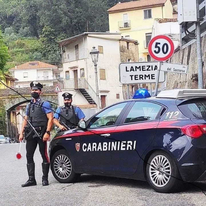 Estorsioni a tabaccheria, le vittime denunciano ai carabinieri: arrestato un 38enne a Lamezia
