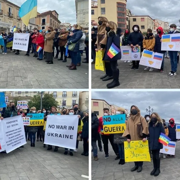 I colori dell’Ucraina e quelli della pace sventolano a Pizzo: «Qui per dire basta guerra»