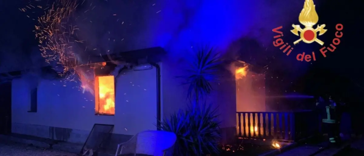 Incendio a Sellia, fiamme distruggono una abitazione e un furgone
