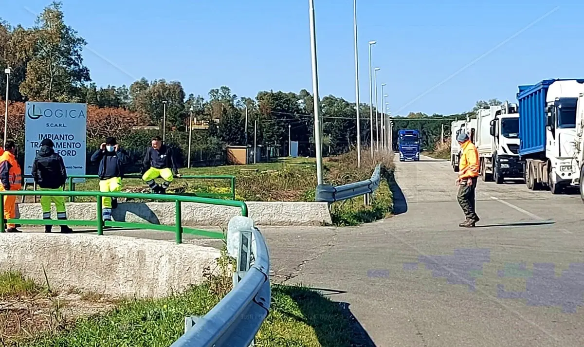 Rifiuti, riprendono i conferimenti all’impianto di Lamezia: i Comuni si impegnano a pagare i debiti